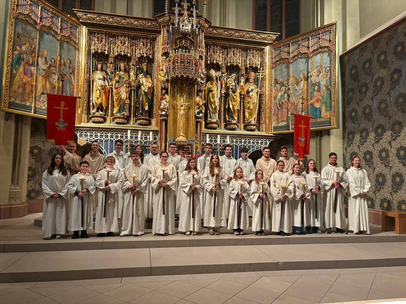 Quelle: Kevin Schuh Das Bild zeigt die Ministrantengruppe von Neustadt vor dem Hochaltar im Münster Sankt Jakobus