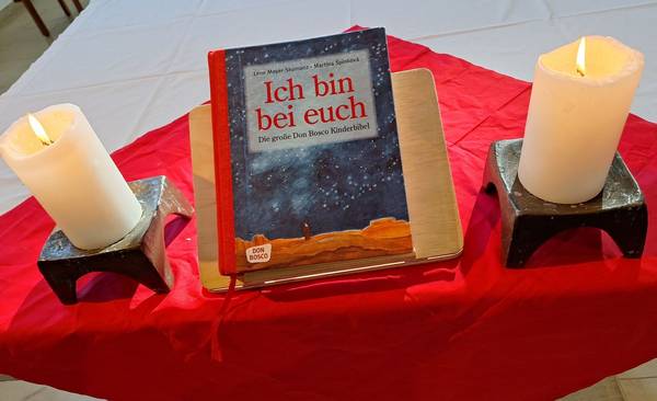Quelle: Angelika Hug Dieses Bild zeigt eine Kinderbibel zwischen zwei Kerzen