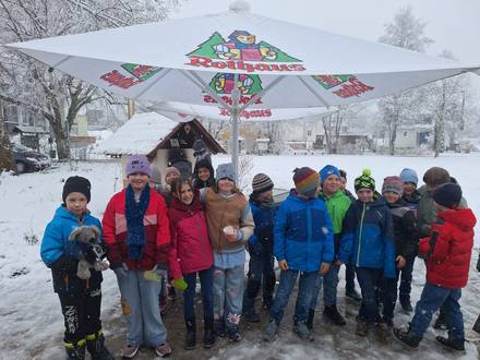 Das Bild zeigt Erstkommunionkinder beim Brotbacktag