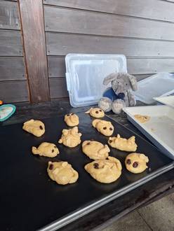 Das Bild zeigt Erstkommunionkinder beim Brotbacktag