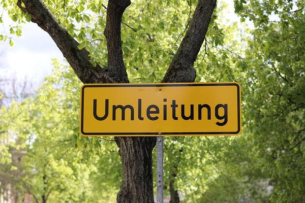 Quelle: Digitalpfade (pixabay.com) Das Bild zeigt ein Umleitungsschild.
